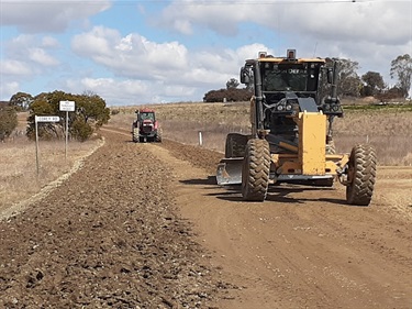 Preparing and forming up Old Gostwyck, Corey & Hariet Gully Roads for sealing