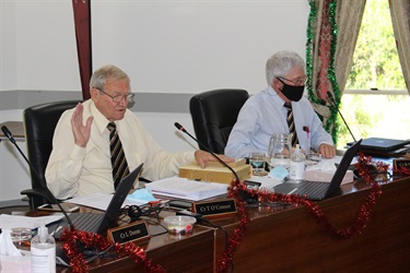 L - R Cr O Connor takes his oath, Cr McMullen