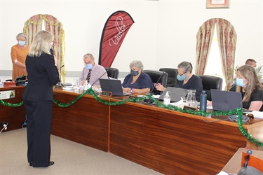 Cr Petrov (centre) takes her oath
